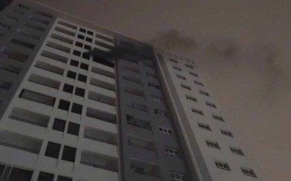 Cháy lớn ở tầng 11 chung cư Conic Boulevard, hàng trăm cư dân hô hoán ôm đồ đạc tháo chạy