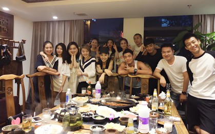 Mời vài bạn cũ đi ăn, cuối cùng thành buổi họp lớp hơn 30 người, người đàn ông sững sờ khi tối về được chuyển khoản hơn 500 triệu