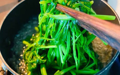 Có nên cho hạt nêm vào khi luộc rau?