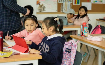 Nghiên cứu nổi tiếng giải mã 2 câu hỏi cha mẹ nào cũng quan tâm: Học càng lâu, vào trường càng tốt có thực sự kiếm nhiều tiền hơn?
