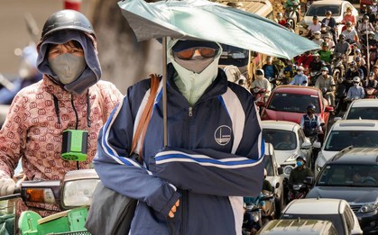 Hà Nội cuối tháng 9 vẫn “bật chế độ mùa hè”: Ngoài trời nắng rát mặt, người dân ngóng cái se lạnh của mùa Thu