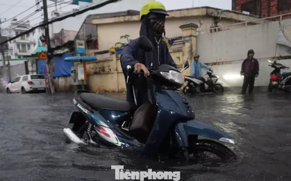 Mưa tầm tã giờ tan tầm, nhiều tuyến đường ở TPHCM ngập sâu