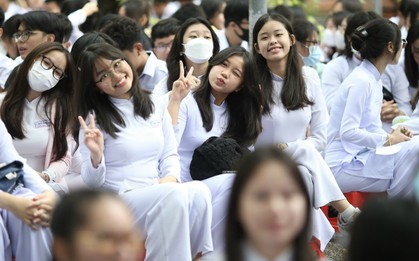 Khai giảng nghĩa là gì?