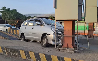 Ô tô chở 6 người mất lái đâm trạm thu phí cao tốc TPHCM - Trung Lương