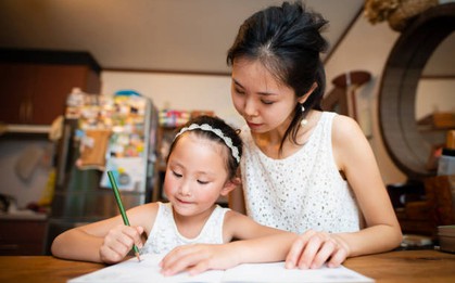 Người phụ nữ được mệnh danh là "bà mẹ thành công nhất" đã nuôi dạy con 10 tuổi thành thạo 13 ngôn ngữ như thế nào?
