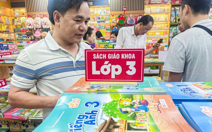 Phụ huynh đổ đến nhà sách mua sắm trước ngày đầu tiên năm học mới
