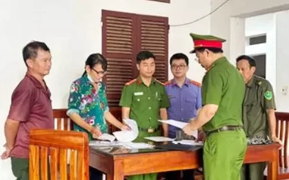 Khởi tố nguyên bí thư và trưởng thôn bán đất trái thẩm quyền
