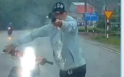 Bắt nghi phạm giật điện thoại, rút dao uy hiếp phụ nữ giữa đường