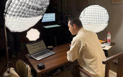 Thiên tài toán học từng bỏ học bổng MIT để đi tu: 8 năm sau hoàn tục, giờ livestream 12 tiếng/ngày kiếm sống, thừa nhận 'cần tiền'