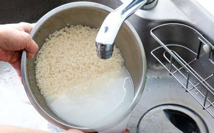 Có thực sự cần vo gạo trước khi nấu?