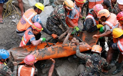 Cách 2 người sống sót kỳ diệu sau 9 ngày kẹt trong đường hầm thủy điện ở Nepal