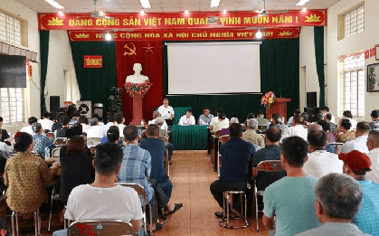 Người dân một xã ở Hà Nội đến nhà văn hóa nghe thông tin bồi thường, hỗ trợ, tái định cư với đất nằm trong phạm vi thu hồi làm dự án nhà ở xã hội