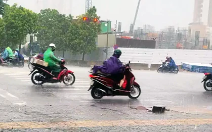 Vì sao Hà Nội mưa như trút, lốc sét?