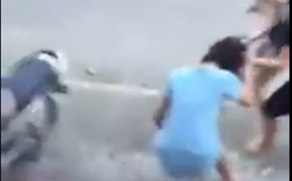 Clip: Cô gái bị đánh ghen tơi tả vì "qua lại" với chồng sắp cưới của người khác