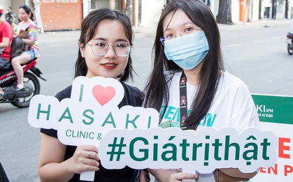 Hasaki khai trương chi nhánh 12: Đông nghịt người mua sắm, bên ngoài xếp hàng dài từ sáng đến tối để hốt quà xông đất, săn sale 1.000 đồng