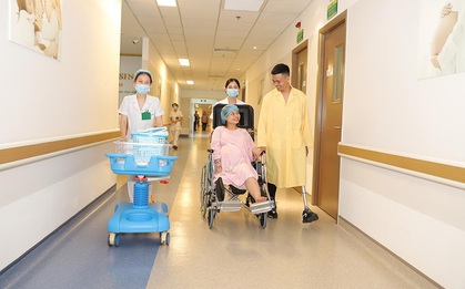 Hé lộ hình ảnh cặp đôi “lính chì dũng cảm” hạnh phúc bên con trong phòng sinh, ai nhìn thấy cũng phải thả tim chúc mừng