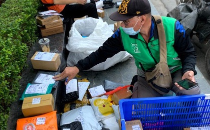 12.12 mới qua các anh chị shipper đã được đóng vai "dân buôn tạp hóa"
