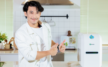 Uống đủ nước thôi chưa đủ, học sao Việt uống nước lọc giữ khoáng