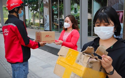 “Hơn xíu, Đỏ xíu” - Sự đáng yêu đến từ những anh shipper