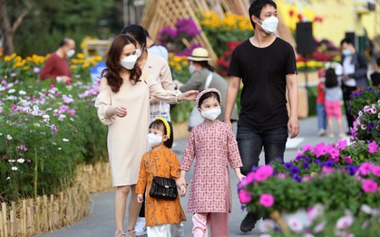 Người dân Thủ đô thích thú đắm chìm vào không gian phố xuân và văn hóa xưa trong đường hoa ngày Tết