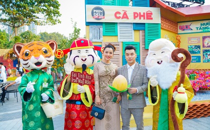 Gia đình Ưng Hoàng Phúc rạng rỡ gói bánh chưng tại Hội Hoa Xuân 2022