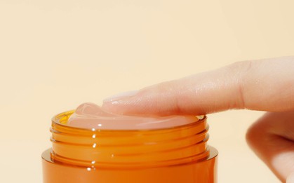Xu hướng "Clean Girl Makeup", bạn cần gì để tự tin với làn da của mình?