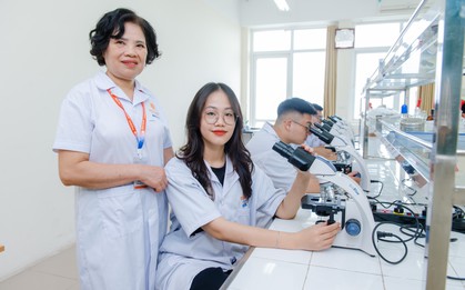Điểm chuẩn khối ngành Sức khoẻ cao chót vót, cơ hội nào cho thí sinh?