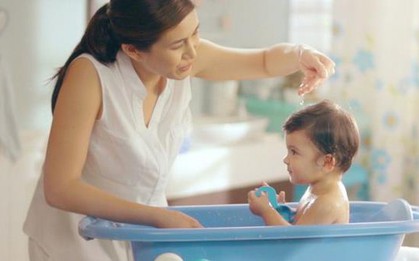 Bác sĩ Nguyễn Văn Vinh: Tắm đúng cách để chống vi khuẩn gây bệnh mùa hè cho trẻ