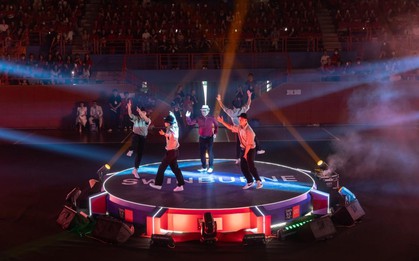 Giám đốc Swinburne Việt Nam gây sốt khi hoá thành dancer trong tiết mục "Fly to the moon"