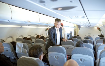 Tổng giám đốc Bamboo Airways tặng quà Giáng sinh cho những hành khách may mắn