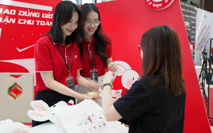 Dịch vụ chuyển phát nhanh của J&T Express thu hút hàng nghìn khách tham quan tại TikTok Shop Việt Nam Summit 2024