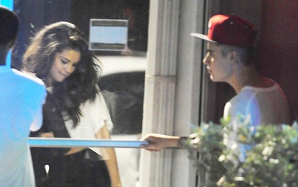 Selena Gomez thăm và hẹn hò Justin Bieber giữa đêm