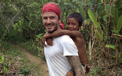 Beckham tươi cười cõng trẻ con ở rừng Amazon