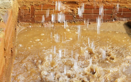 Hà Nội: 80 hộ dân phải dùng nước giếng khoan lẫn bùn vàng gần 1 năm trời