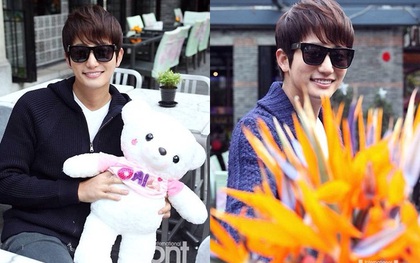 Park Shi Hoo sành điệu ôm gấu bông nổi bật trên phố