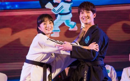 Dương Dương điển trai biểu diễn võ thuật, được fan nữ ôm trên sân khấu