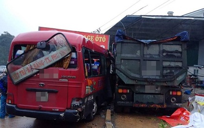 Phú Thọ: Xe khách tông vào xe tải, 7 người bị thương