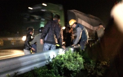 Tai nạn trên cao tốc Pháp Vân: 1 nhân viên cứu hộ ngã xuống đường, phải đi cấp cứu