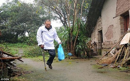 "Chú lính chì dũng cảm" chống nạng đi khắp nơi khám bệnh cho dân