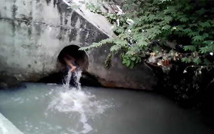 Clip: Cô gái "ngáo đá" la hét rồi chui vào cống nước thải ở Sài Gòn
