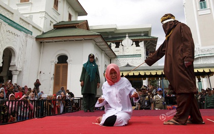 Indonesia: Đánh đòn trước đám đông để thị uy theo kiểu Hồi giáo