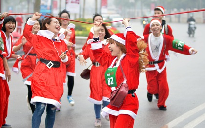 Hà Nội: 500 ông già Noel tham gia cuộc thi chạy Santa Run