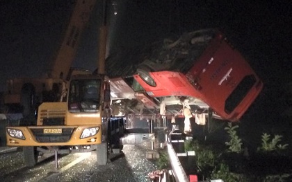Tai nạn thảm khốc: Ô tô khách đâm xe tải trên cao tốc Pháp Vân, 19 người thương vong
