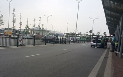 Chiêu trò "ma quái" của taxi dù ở sân bay Nội Bài