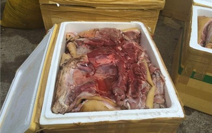 Bắt thêm gần 1 tấn thịt thối gửi qua xe khách
