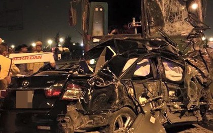 Quảng Ninh: Xe Camry và xe khách biến dạng sau tai nạn liên hoàn
