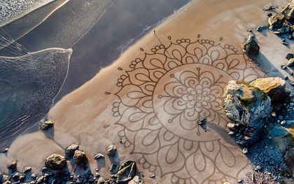 Những bức tranh cát khổng lồ trải dài trên bãi biển