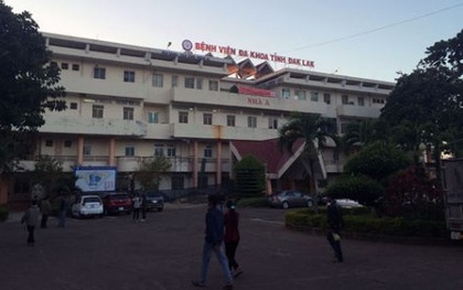 Nữ bác sĩ bị khống chế, cướp điện thoại trong phòng làm việc