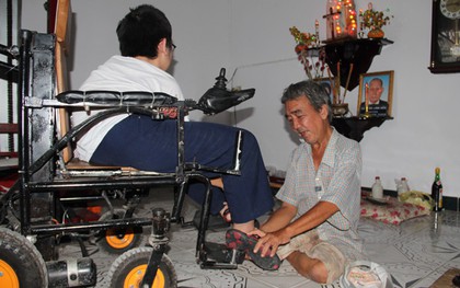 Cuộc sống yên bình của hai cha con bại liệt nương tựa vào nhau ở Sài Gòn