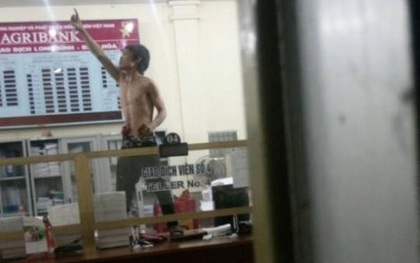 4 giờ vây bắt thanh niên xông vào ngân hàng cố thủ, tự đâm vào bụng